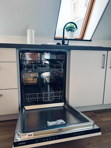 a dishwasher with its door open in a kitchen at FeWo Vechtelust Geräumig & Zentrumsnah in Nordhorn