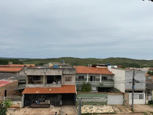 a group of buildings with mountains in the background at Casa bosque in Papuda