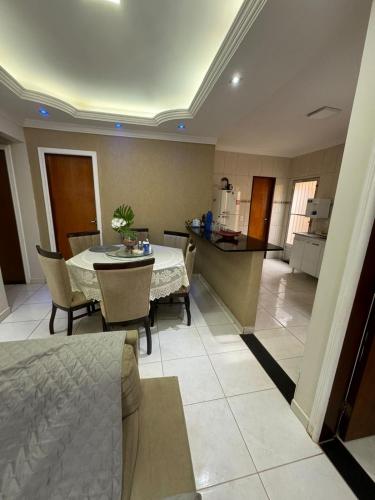 a kitchen and a dining room with a table and chairs at Casa bosque in Papuda
