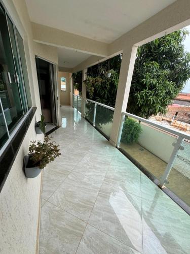an empty balcony of a house with plants at Casa bosque in Papuda
