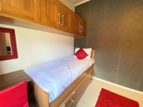 Ein Bett oder Betten in einem Zimmer der Unterkunft Benarty 11 with Private Hot Tub - Fife - Loch Leven - Lomond Hills - Pet Friendly