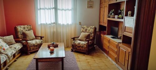 カンガス・デ・モラソにあるEira do ventoのリビングルーム(ソファ、椅子2脚付)