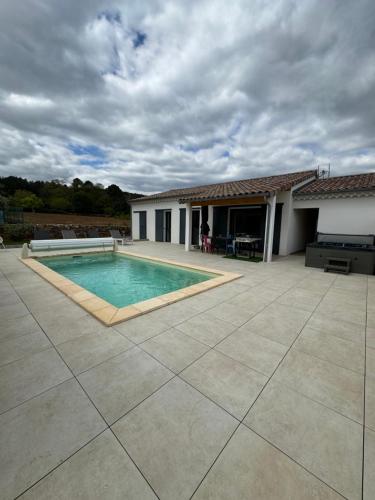 una casa con piscina en un patio en Villa 1 Les Maisons dans les Vignes en Joyeuse