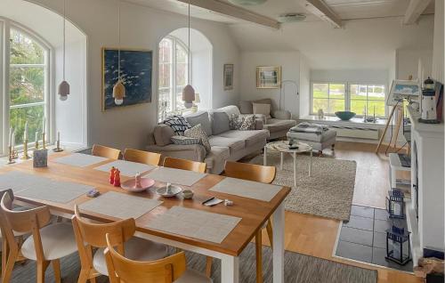 Un lugar para sentarse en 2 Bedroom Lovely Apartment In Borgholm