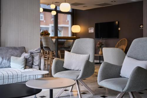 a living room with chairs and a couch and a table at Catalonia Bristol in Sant Andreu de la Barca