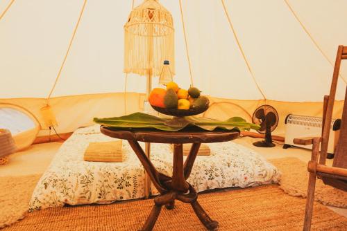 Yurt in Avocado garden في غيمار: صحن فاكهة على طاولة في خيمة