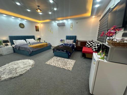 ein Wohnzimmer mit einem Bett und einem Sofa in der Unterkunft Jerash City View in Gerasa