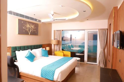 Sea Deck في ميناء بلير: غرفة نوم بسرير وغرفة مع طاولة
