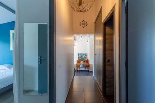 a hallway with a door leading to a bedroom at Chez Diane - Luxueuse Villa avec piscine et plage à proximité in La Grande-Motte