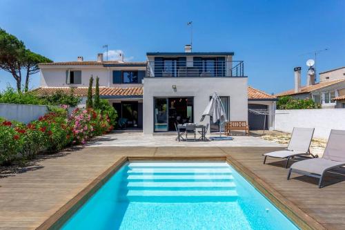 une villa avec une piscine et une maison dans l'établissement Chez Robert - luxueuse villa à proximité des plages avec une piscine privée, à La Grande Motte