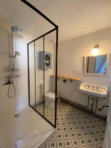 W łazience znajduje się prysznic, toaleta i umywalka. w obiekcie La Bicyclette w mieście Chisseaux