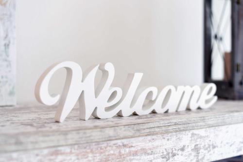 a wooden sign that says welcome on a table at Residenz Waterkant in Bensersiel