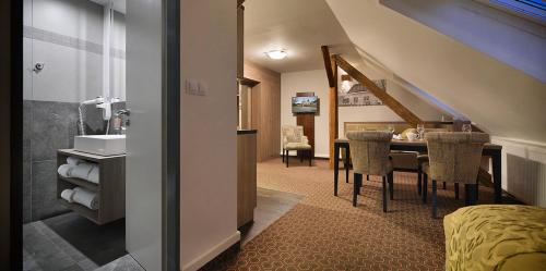 Pokój ze stołem jadalnym i łazienką w obiekcie Vysocina Design Apartments w mieście Hlinsko