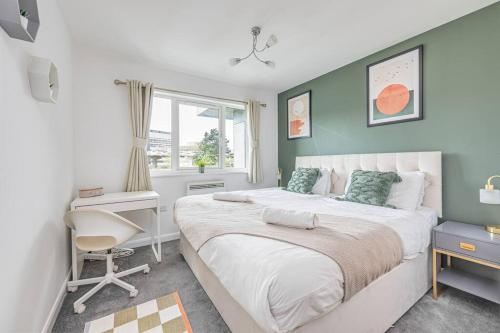 1 dormitorio con cama, escritorio y ventana en Beautiful Apartment in City Centre with Free Parking, Balcony, Fast Wifi and Smart TV by Yoko Property, en Coventry