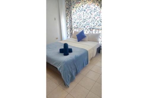 Un dormitorio con una cama con una cruz. en Petit Palm in Crown Point, en Crown Point
