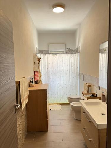 y baño con aseo y lavamanos. en Casa Farinelli, en Campobello di Mazara