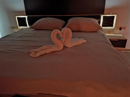 un par de corazones rosas tirados en una cama en Spa Hera 
