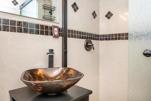 baño con lavabo en la encimera en ATL Downtown City View Onsite Parking LM802, en Atlanta