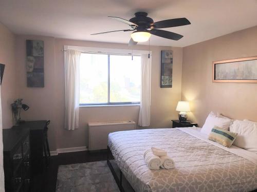 a bedroom with a bed with a ceiling fan at ATL Downtown City View Onsite Parking LM802 in Atlanta
