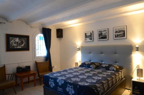 - une chambre avec un lit, une chaise et une fenêtre dans l'établissement Villa Sa Punta 46, à Begur