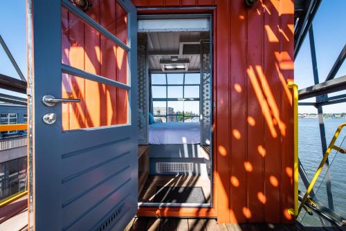 eine offene Tür auf einem Boot mit dem Ozean dahinter in der Unterkunft Numa Amsterdam The Crane in Amsterdam