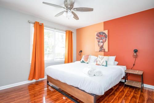 - une chambre avec un grand lit blanc aux murs orange dans l'établissement NEW ENTIRE PLACE COZY QUIET 2b2b TOWNHOUSE SP1265, à Norcross