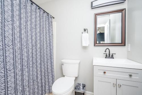 a bathroom with a toilet and a shower curtain at NEW ENTIRE PLACE COZY QUIET 2b2b TOWNHOUSE SP1265 in Norcross