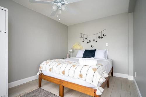 a bedroom with a bed and a ceiling fan at ATL Downtown 2BR King Bed Free Parking LM1003 in Atlanta