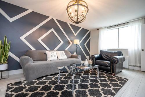 a living room with a couch and a chair at ATL Downtown 2BR King Bed Free Parking LM1003 in Atlanta