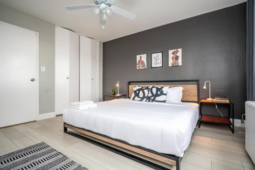 een slaapkamer met een groot wit bed en een zwarte muur bij ATL Downtown 2BR King Bed Free Parking LM1003 in Atlanta