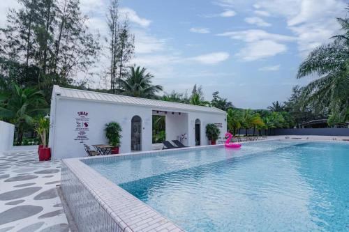 a swimming pool in front of a white building at Mrs. Swan Hotel in Ban Hin Chang (2)