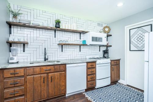 a kitchen with white appliances and a patterned wall at Atlanta Downtown! King Bed! Paid Onsite Parking! LM2102 in Atlanta