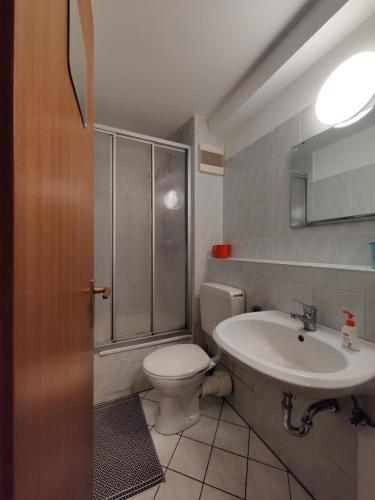 Apartment in der Nähe der Universität tesisinde bir banyo