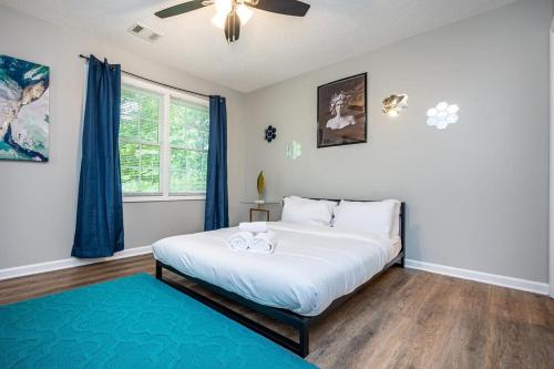 Schlafzimmer mit einem Bett und einem Deckenventilator in der Unterkunft NEW ENTIRE PLACE COZY QUIET 2b2b TOWNHOUSE SP1261 in Norcross