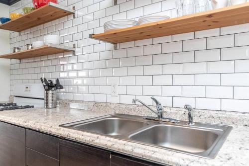 a kitchen counter with a sink and white tiles at Downtown 24h Concierge 3 bds 2BR Onsite Parking LM706 in Atlanta