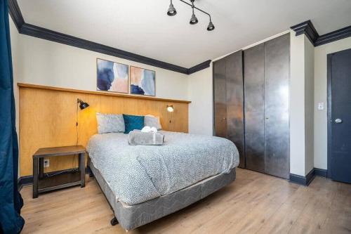 a bedroom with a large bed and a table at Downtown 24h Concierge 3 bds 2BR Onsite Parking LM706 in Atlanta