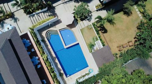een uitzicht op een zwembad in een huis bij Porto Novo Anilao Dive and Leisure Resort in Mabini