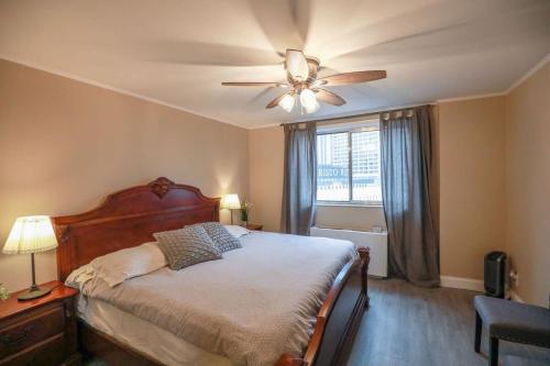 um quarto com uma cama e uma ventoinha de tecto em Downtown Atlanta! Onsite Parking! 24 CONCIERGE LM908 em Atlanta