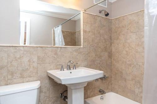 uma casa de banho com um lavatório, um WC e um espelho. em Downtown 18th FL! City View& Onsite Parking LM1807 em Atlanta