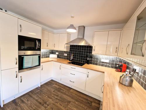 Η κουζίνα ή μικρή κουζίνα στο Lbtie Lodge with Two Private Hot Tubs - Fife - Loch Leven - Lomond Hills