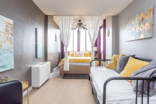 a bedroom with a bed and a couch in a room at Downtown Atlanta Excellent View! Onsite Parking 1904 in Atlanta