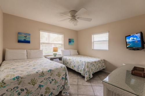 - une chambre avec 2 lits et une télévision à écran plat dans l'établissement Villa 61 - Aloha Kai Vacation Villas, à Siesta Key