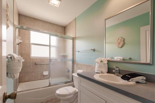 La salle de bains est pourvue d'une douche, de toilettes et d'un lavabo. dans l'établissement Villa 61 - Aloha Kai Vacation Villas, à Siesta Key