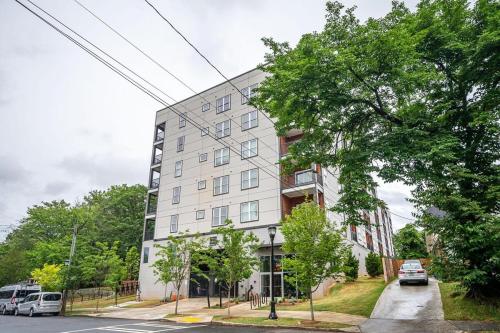 an apartment building on the corner of a street at ATL Downtown New-Built Roof-top balcony City View 525Pkwy412 in Atlanta