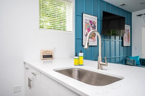 New Downtown ATL Condo Washer Dryer 542Blvd107 في أتلانتا: مطبخ مع حوض وحائط ازرق