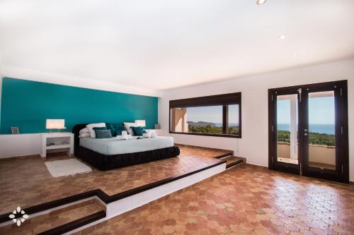 ベニッサにあるVilla Gaviota Blanca by Abahana Luxeの大きなベッドルーム(ベッド1台、大きな窓付)