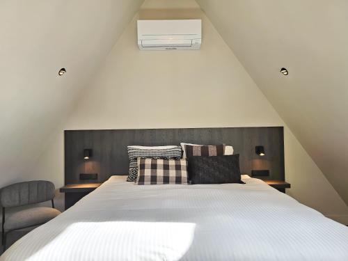 ドンブルグにあるVakantiewoning DO54 centrum Domburgのベッドルーム1室(天井の白いベッド1台付)