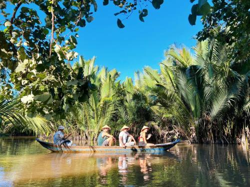 Ấp Phú Hòa (3)にあるHide Away Bungalows in Ben Tre Cityの川舟乗り人
