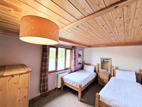 Postel nebo postele na pokoji v ubytování Torridon 1 with Private Hot Tub - Fife - Loch Leven - Lomond Hills- Pet Friendly