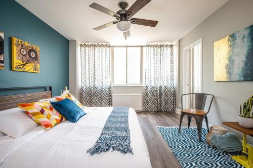 a bedroom with a bed and a ceiling fan at Heart Downtown 2BD Onsite Parking Condo City View! LM401 in Atlanta